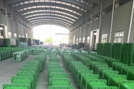 我廠(chǎng)一批240升塑料垃圾桶送往山東青島市市北區(qū)